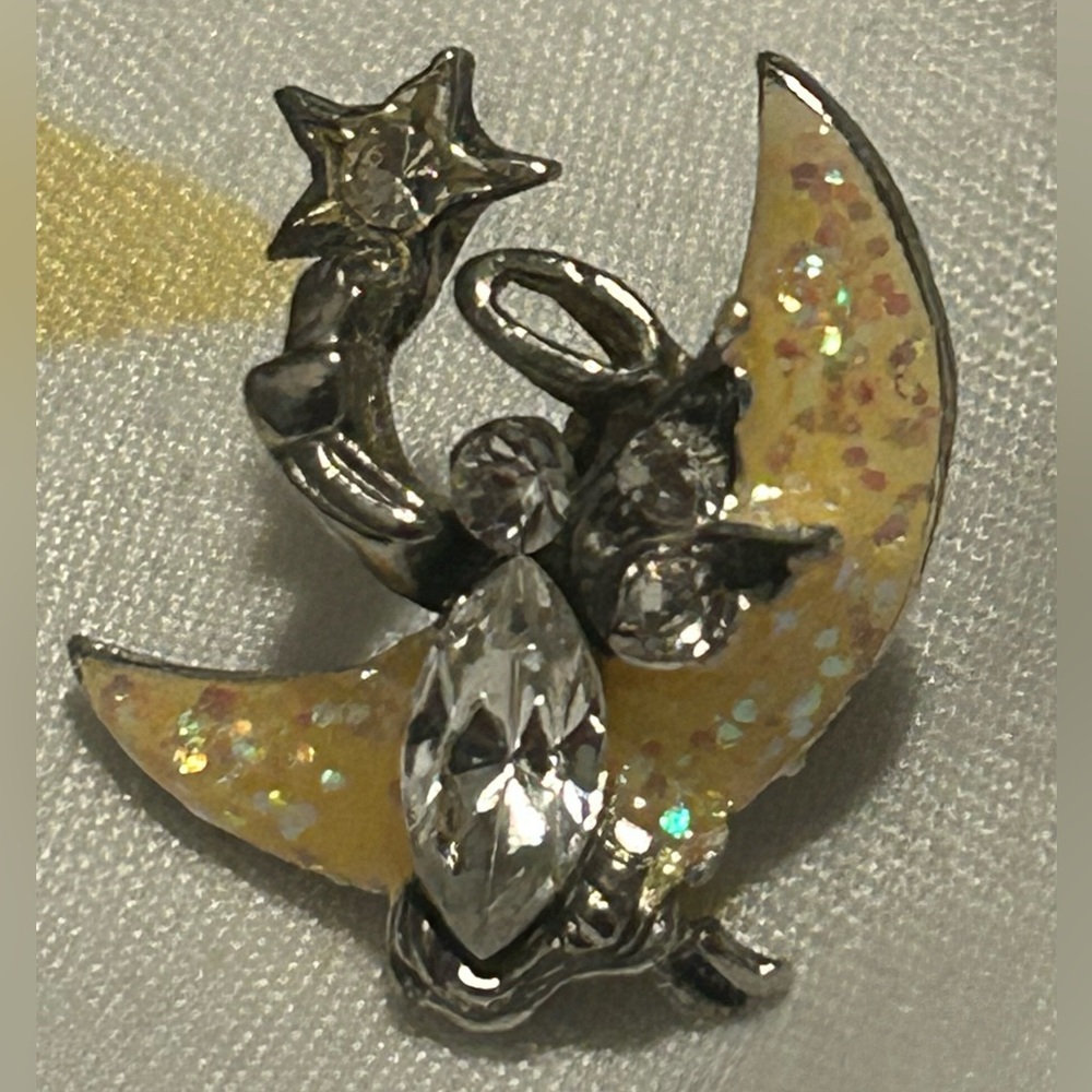 3/$30✨🌙VTG Guardian Angel & Baby on Crescent Moon Pin – Made in USA🌙✨80s/90s